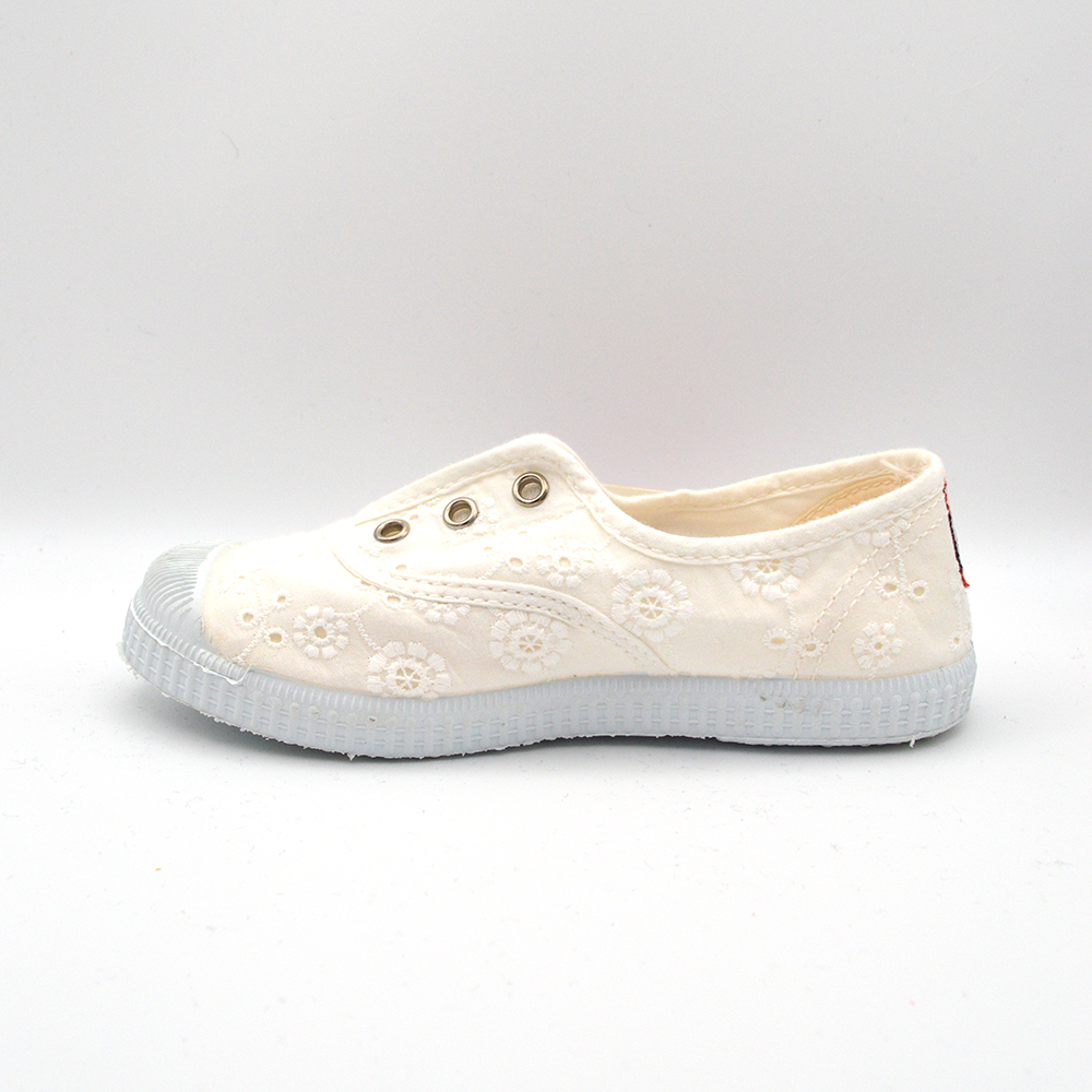 Cienta | Slip on panna con ricami