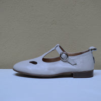 Sinapsi – Ballerina T-Strap Retrò con Dettaglio Cut-Out
