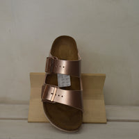Birkenstock Arizona Copper: Un Tocco di Luce e Stile Metallizzato