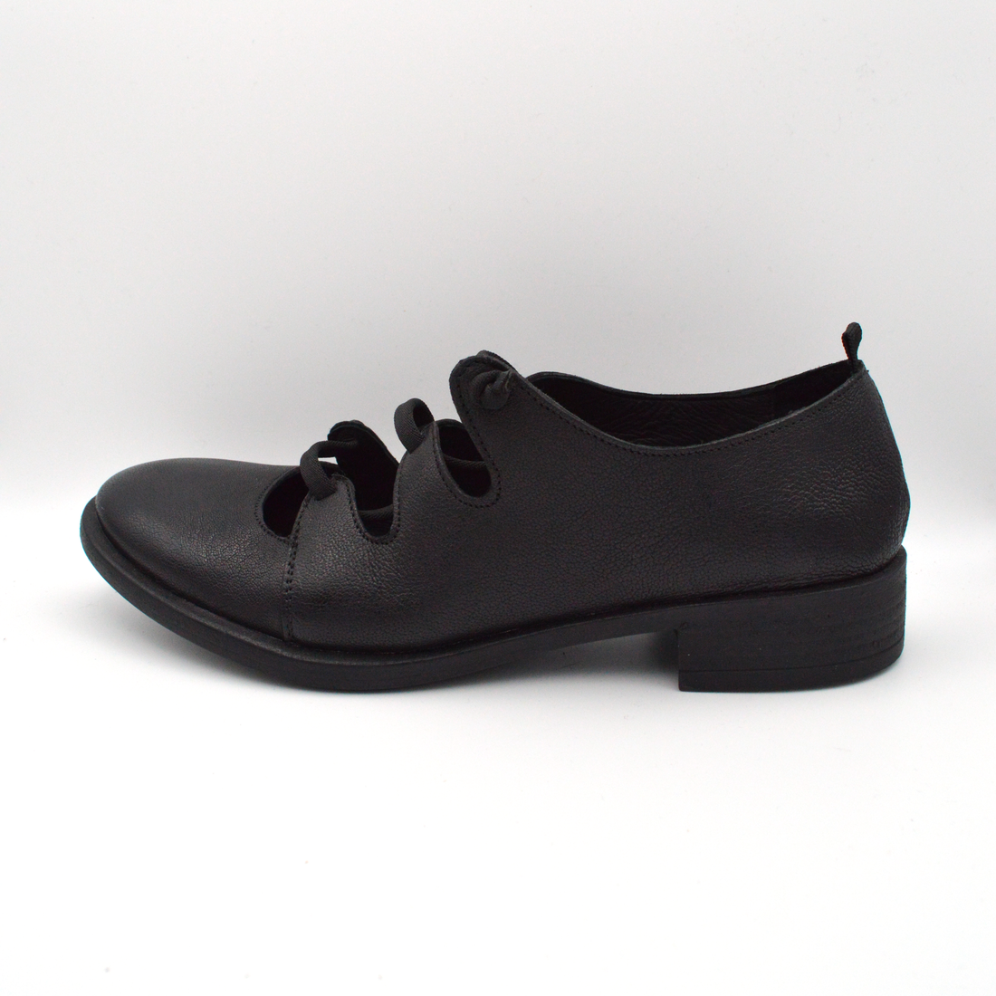Sinapsi | Scarpa nera stringata con tre lacci