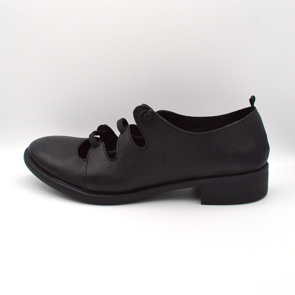Sinapsi | Scarpa nera stringata con tre lacci