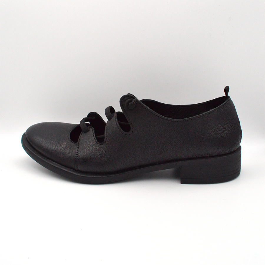 Sinapsi | Scarpa nera stringata con tre lacci