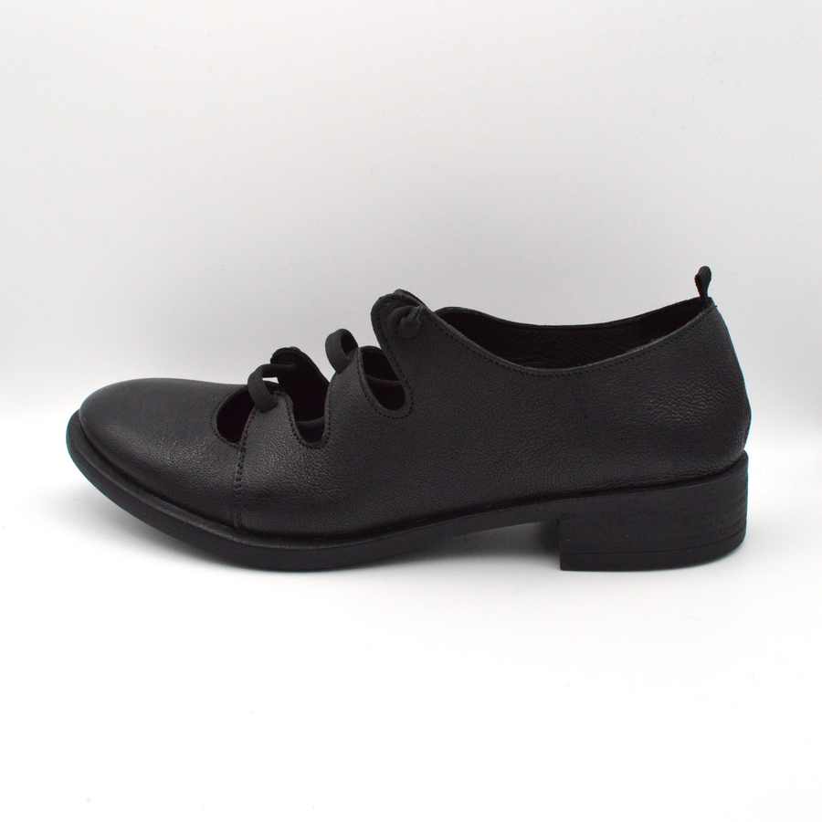Sinapsi | Scarpa nera stringata con tre lacci