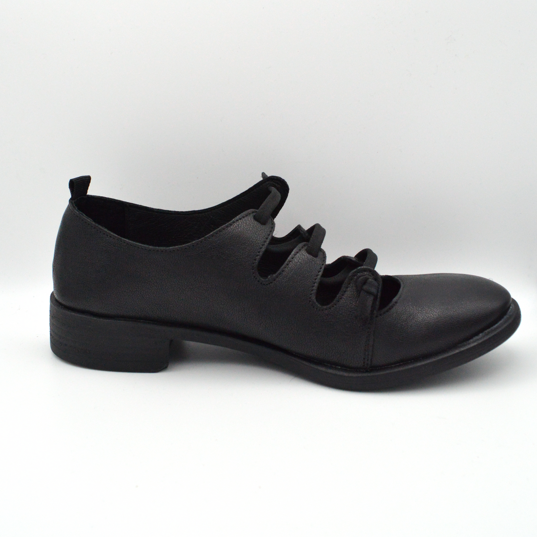 Sinapsi | Scarpa nera stringata con tre lacci
