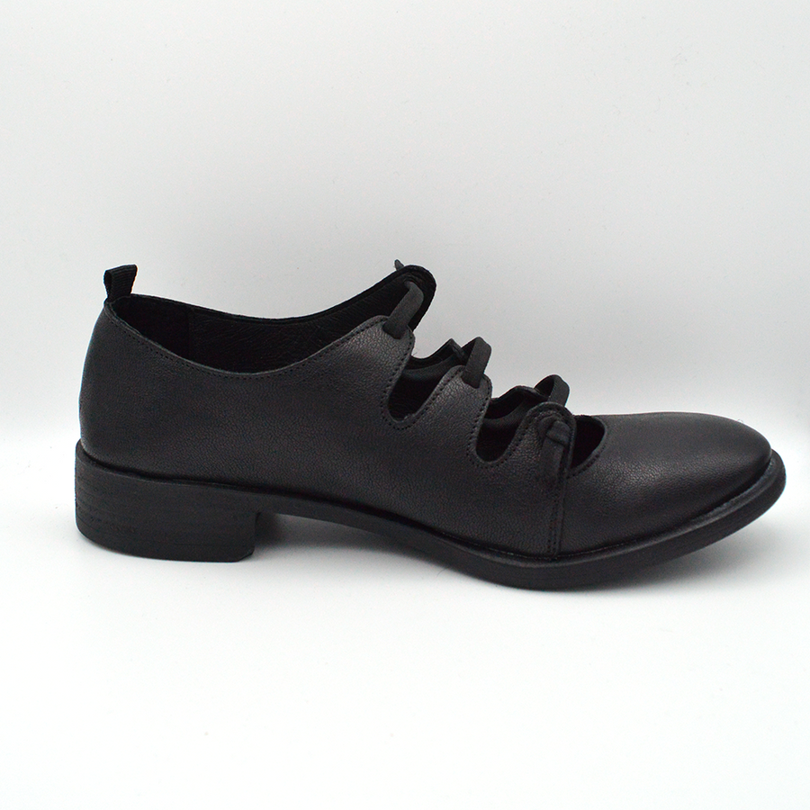 Sinapsi | Scarpa nera stringata con tre lacci