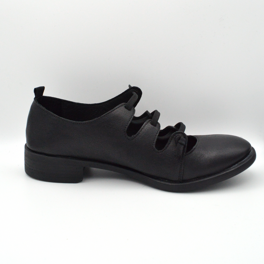 Sinapsi | Scarpa nera stringata con tre lacci