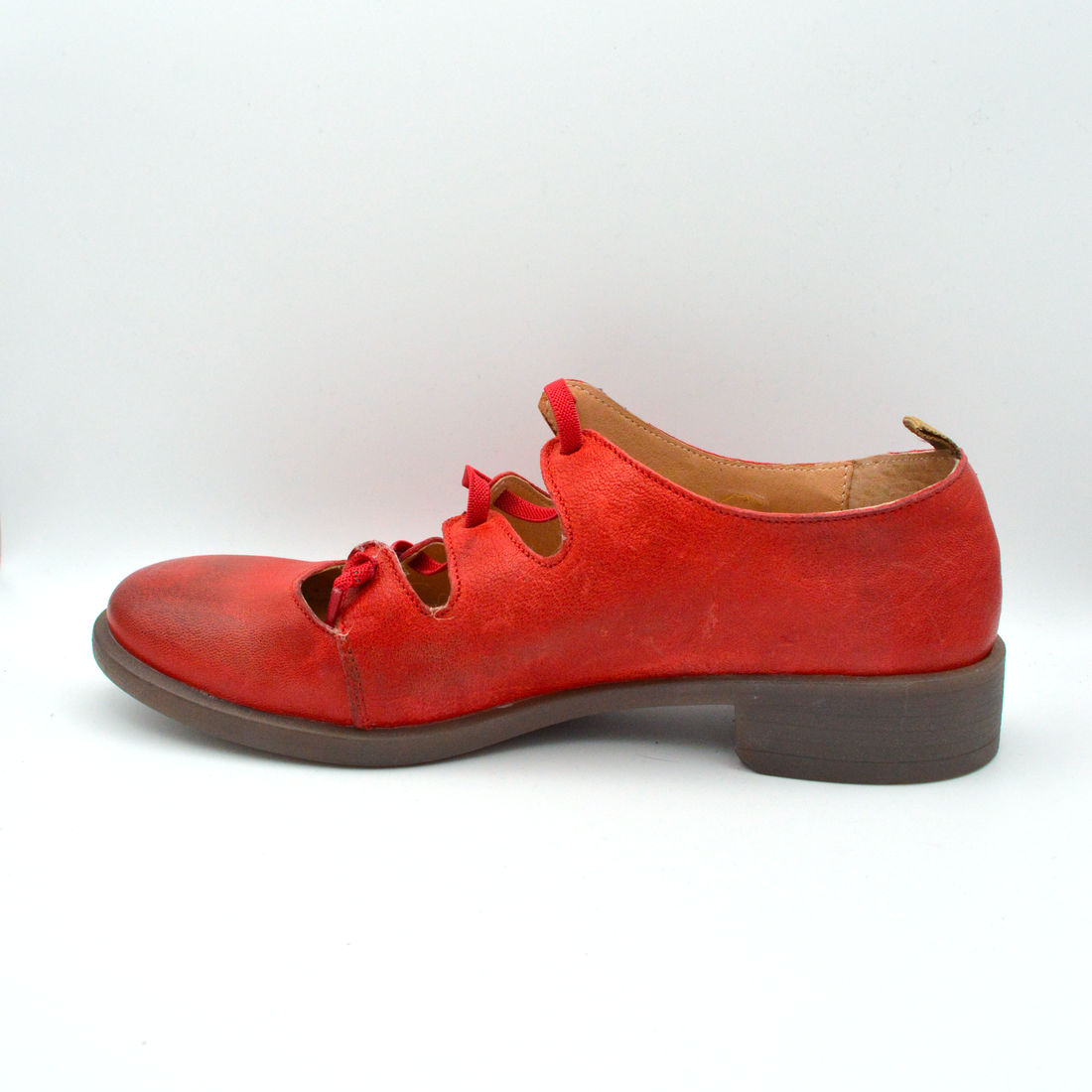 Sinapsi | Scarpa rossa stringata con tre lacci