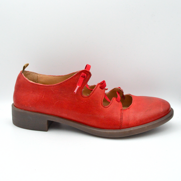 Sinapsi | Scarpa rossa stringata con tre lacci