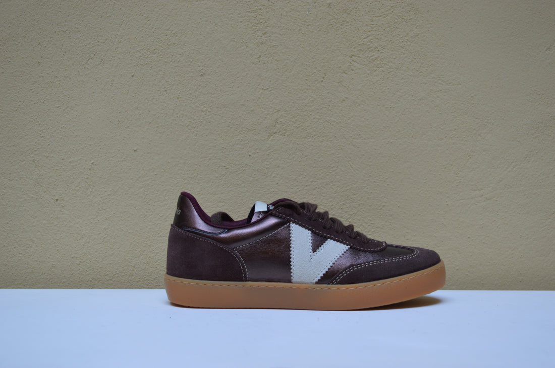Sneaker Victoria – Mix di Texture e Riflessi Metallizzati