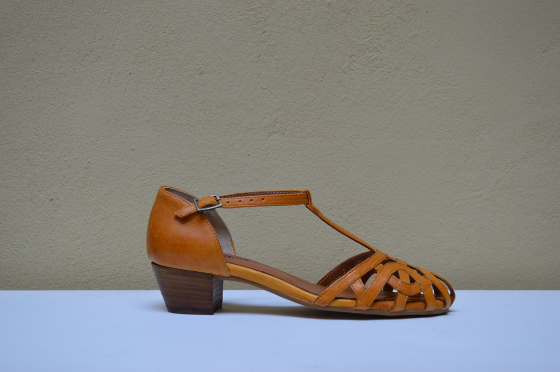 Studio 76 – Sandalo T-Strap Artigianale con Intreccio Retrò