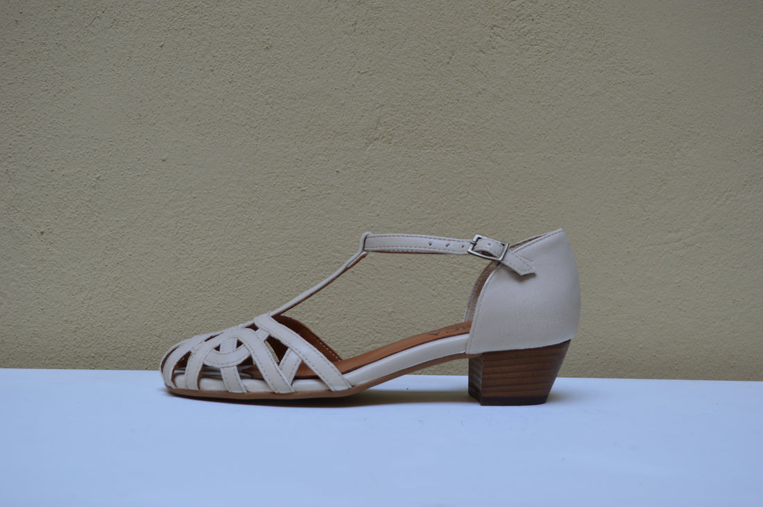 Studio 76 – Sandalo T-Strap Artigianale con Intreccio Retrò