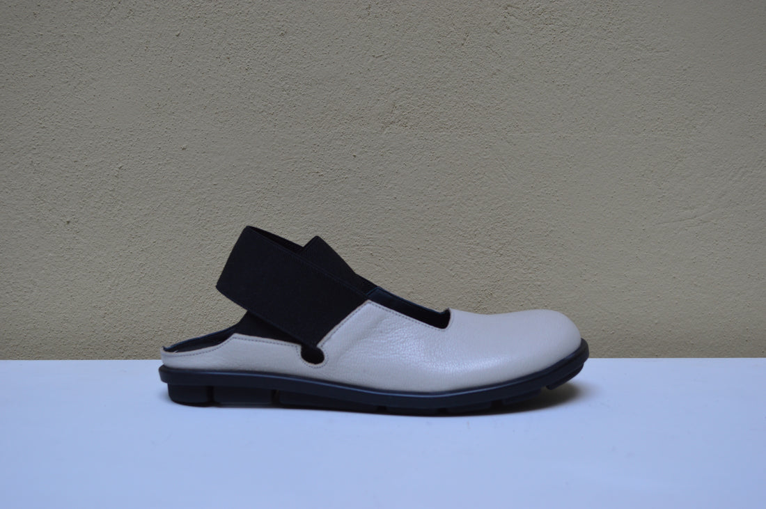 Sinapsi – Sabot Mary Jane con Maxi Elastico: L'Incontro tra Design e Funzionalità