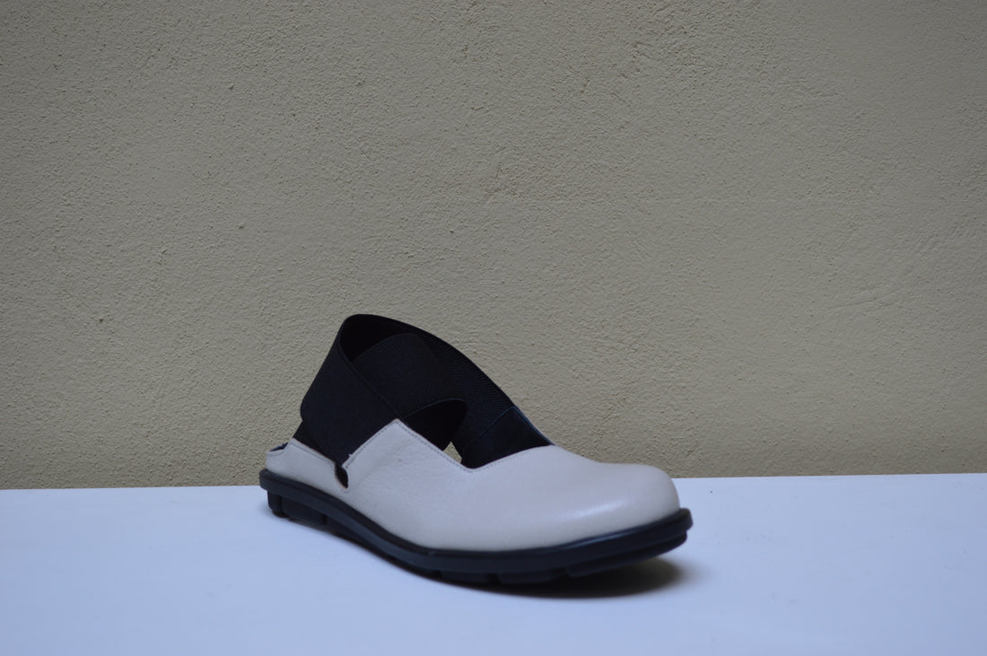 Sinapsi – Sabot Mary Jane con Maxi Elastico: L'Incontro tra Design e Funzionalità