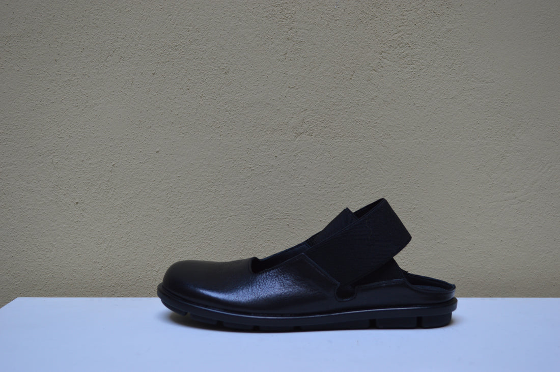 Sinapsi – Sabot Mary Jane con Maxi Elastico: L'Incontro tra Design e Funzionalità