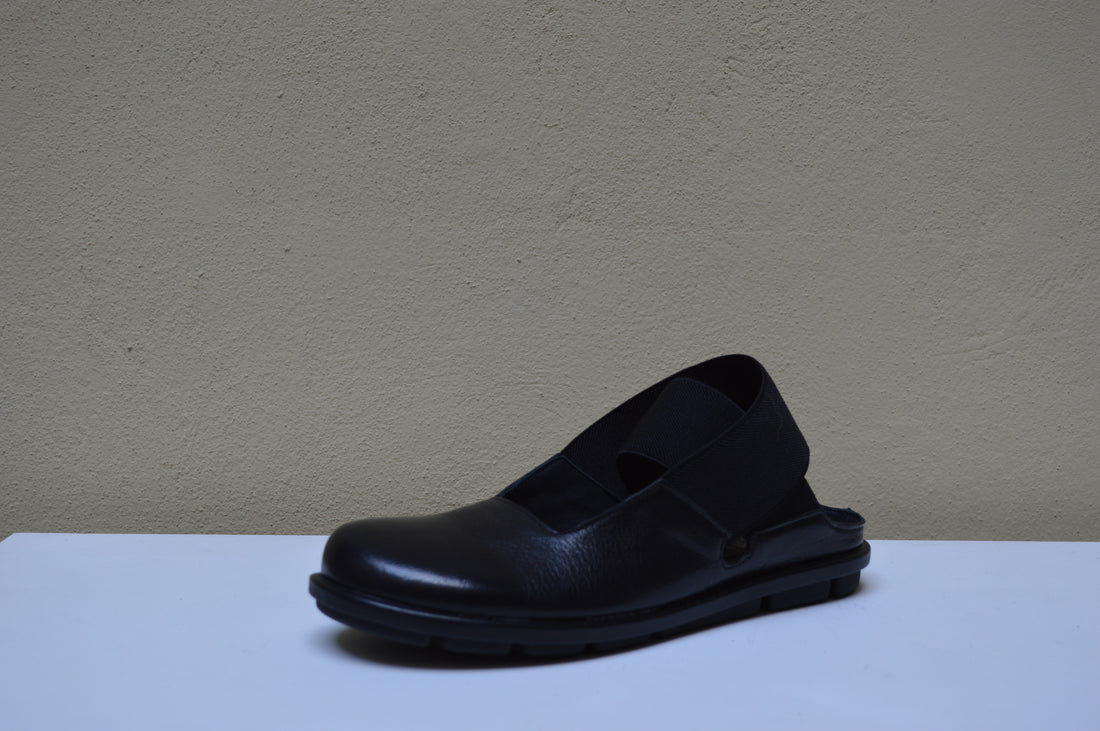 Sinapsi – Sabot Mary Jane con Maxi Elastico: L'Incontro tra Design e Funzionalità