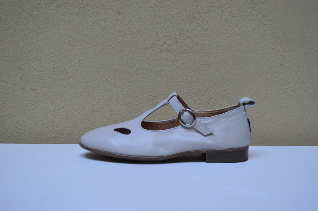 Sinapsi – Ballerina T-Strap Retrò con Dettaglio Cut-Out