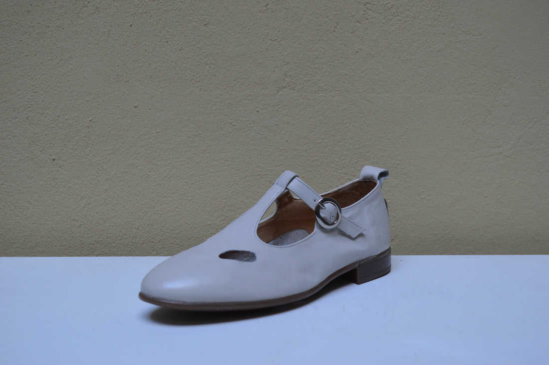 Sinapsi – Ballerina T-Strap Retrò con Dettaglio Cut-Out