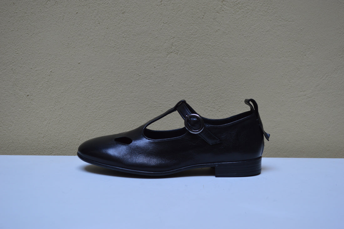 Sinapsi – Ballerina T-Strap Retrò con Dettaglio Cut-Out