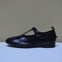 Sinapsi – Ballerina T-Strap Retrò con Dettaglio Cut-Out