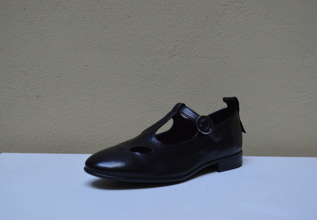 Sinapsi – Ballerina T-Strap Retrò con Dettaglio Cut-Out