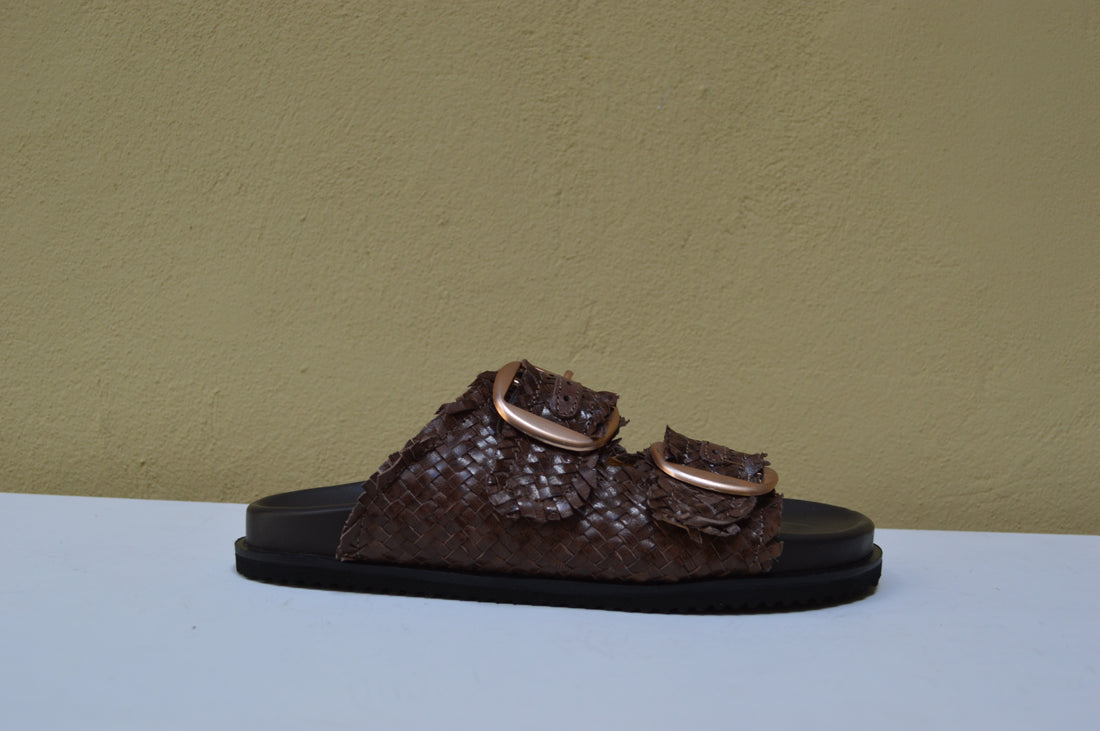 Sandalo Slide Madmind – Intreccio Artigianale e Maxi Buckle