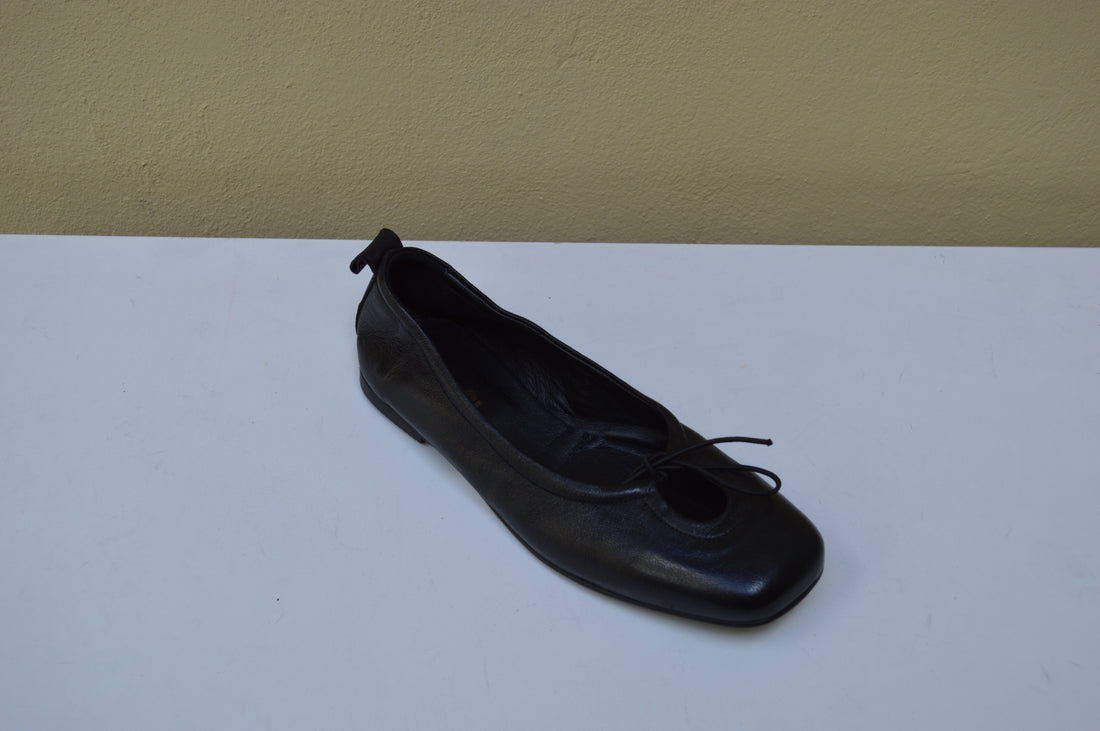 Ballerina Sinapsi in Pelle – Essenzialità e Comfort "Glove Fit"