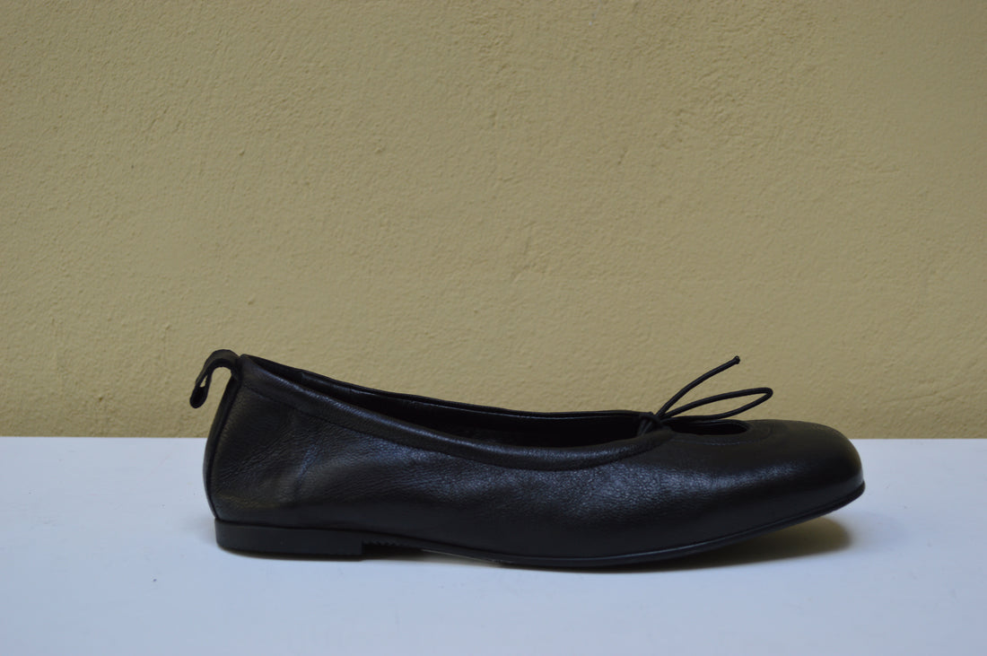 Ballerina Sinapsi in Pelle – Essenzialità e Comfort "Glove Fit"
