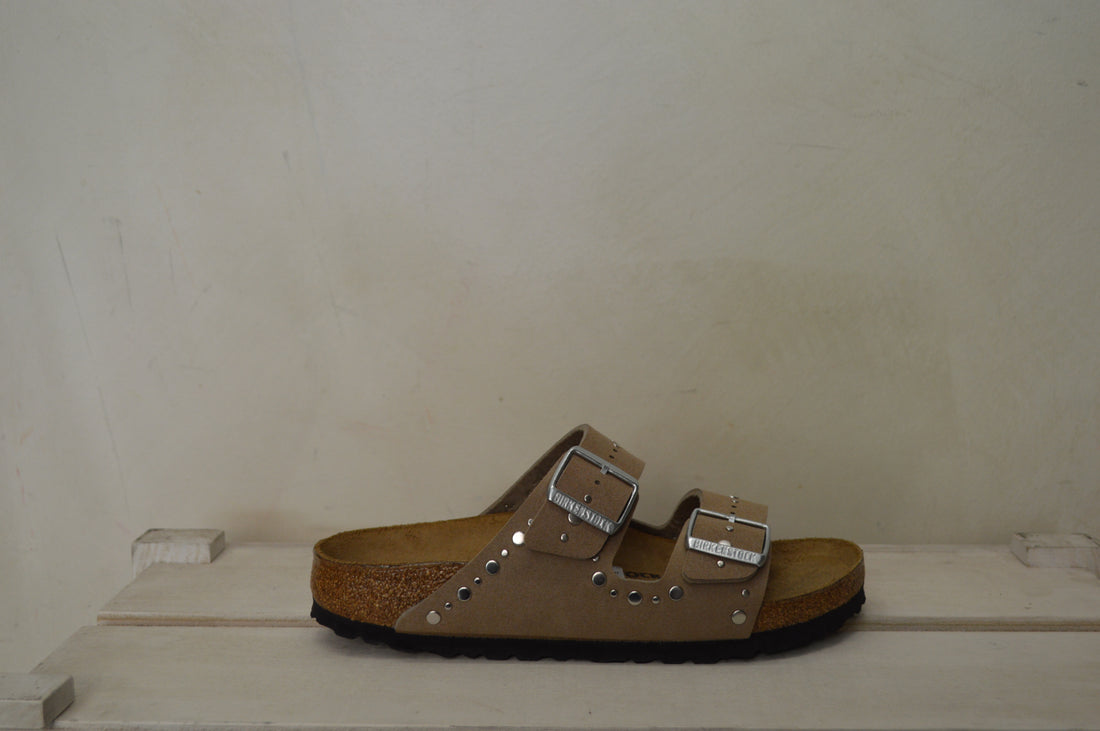 ✨ Birkenstock Arizona Rivet con borchie: Stile Iconico con un Tocco Rock