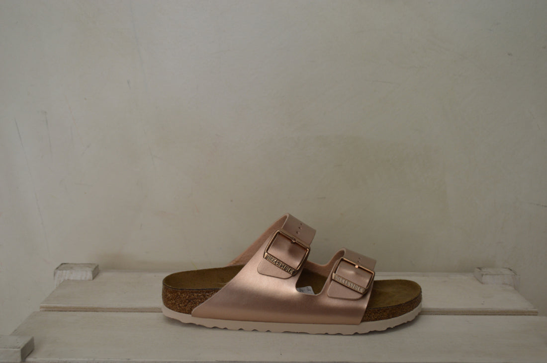 Birkenstock Arizona Copper: Un Tocco di Luce e Stile Metallizzato