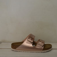 Birkenstock Arizona Copper: Un Tocco di Luce e Stile Metallizzato