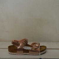 Birkenstock Kids: Libertà, Colore e Sostegno per Piccole Esploratrici