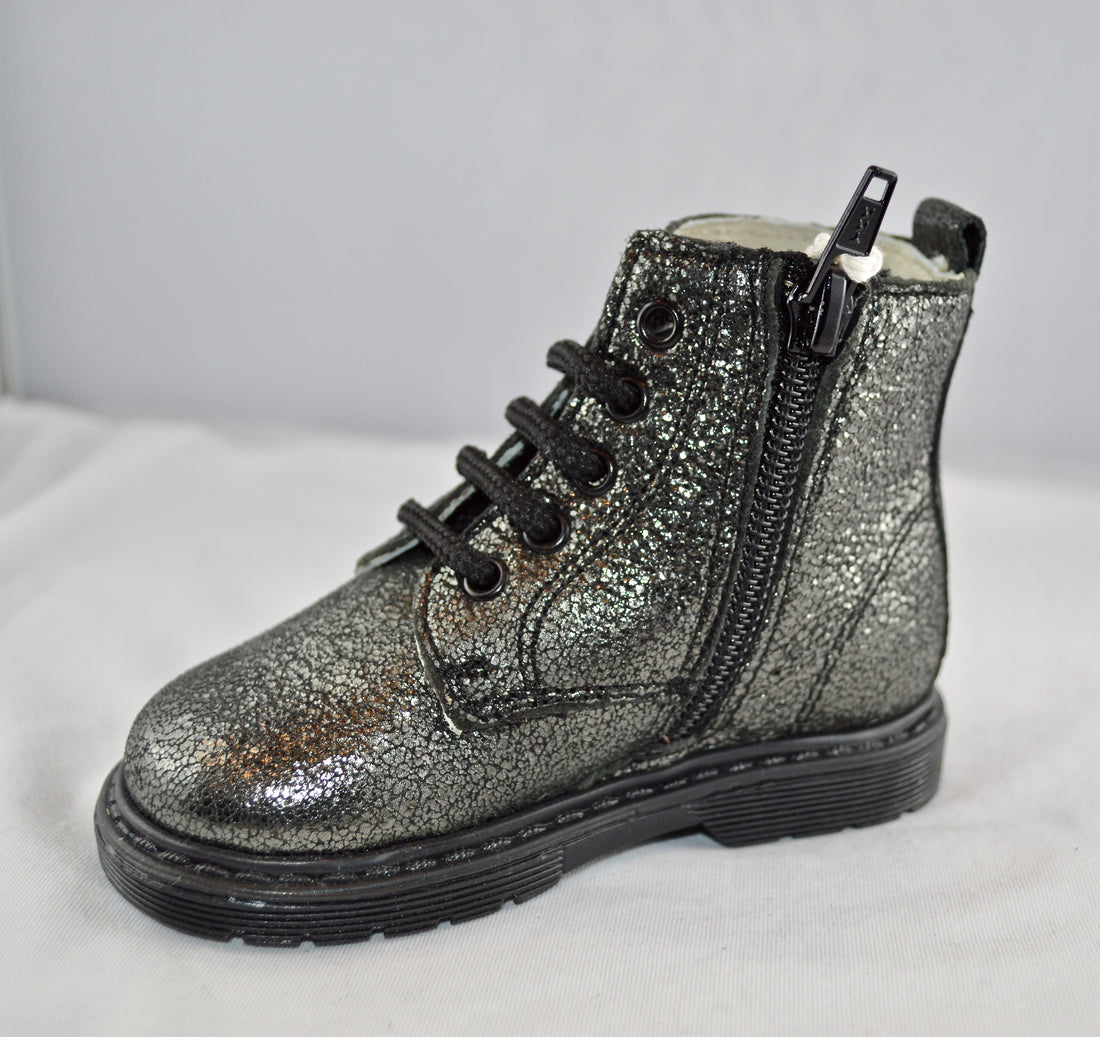 BOOTS in lead or anthracite laminated leather
